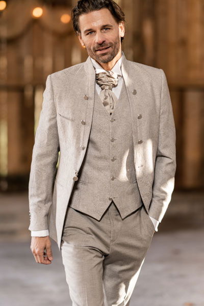 Anzug Herren, Anzug, Hochzeitsanzug, Hochzeitsanzüge, Anzüge Herren, Bräutigam, Anzug Bräutigam, Bräutigam Anzug, Boho Bräutigam, Boho Anzug, Boho Hochzeitsanzug, Anzug Beige, Leinenanzug, lässiger Hochzeitsanzug, Sommeranzug, Sommerhochzeit Anzug, Anzugtrend, Boho Hochzeit, Boho Look,