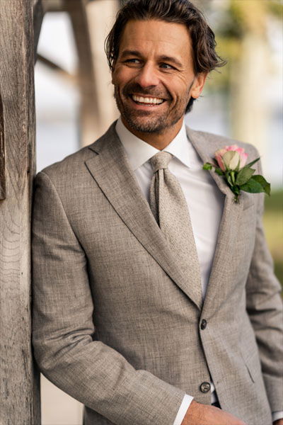 Anzug Herren, Anzug, Hochzeitsanzug, Hochzeitsanzüge, Anzüge Herren, Bräutigam, Anzug Bräutigam, Bräutigam Anzug, Boho Bräutigam, Boho Anzug, Boho Hochzeitsanzug, Anzug Beige, Leinenanzug, lässiger Hochzeitsanzug, Sommeranzug, Sommerhochzeit Anzug, Anzugtrend, Boho Hochzeit, Boho Look,