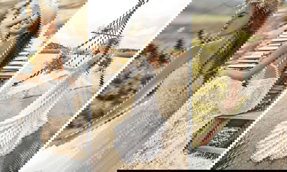 Drei Braut-Looks im Boho-Stil: links eine Braut im Spitzenkleid mit Hut auf einer rustikalen Bank, in der Mitte ein romantisches Kleid mit Schleier und Blumen, und rechts ein Kleid mit zarten Blumenmustern.