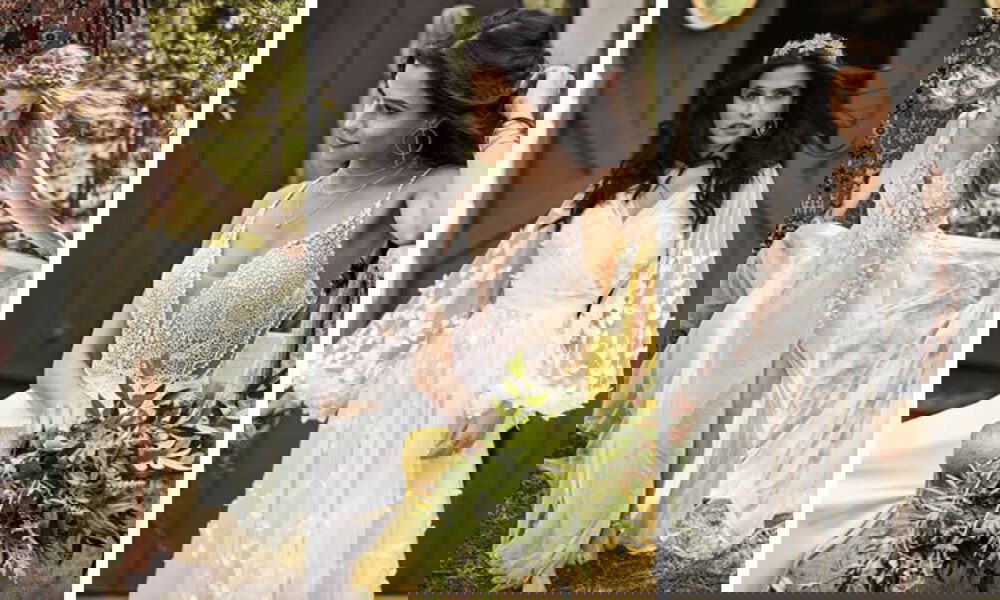 Drei Brautkleider im Boho-Look: links ein Kleid mit floralen Verzierungen in natürlicher Umgebung, in der Mitte ein figurbetontes Spitzenkleid, rechts ein Kleid mit langen, bestickten Ärmeln und Blumenkranz.