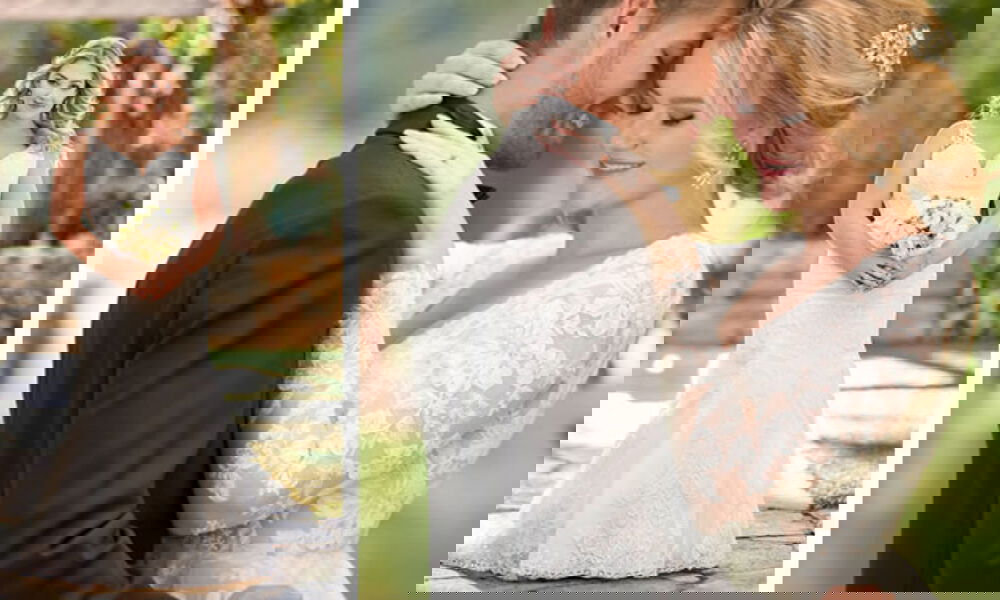 Links posiert eine Braut in einem eleganten Brautkleid aus Spitze, rechts hält ein Brautpaar sich innig umschlungen. Die Braut trägt ein Kleid mit zarten Spitzenärmeln.