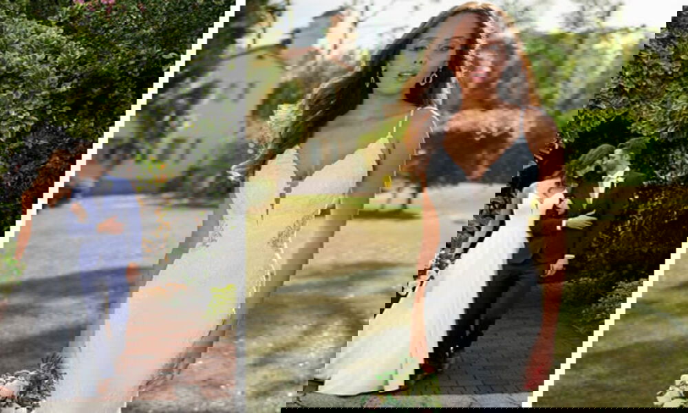 Links: Braut in einem ärmellosen Kleid mit weitem Rock, der Bräutigam im blauen Anzug; beide unter einem grünen Blätterbogen. Rechts: Braut in einem sexy Spitzenkleid mit tiefem V-Ausschnitt und durchsichtigen Details an der Taille, die auf einer Wiese posiert.