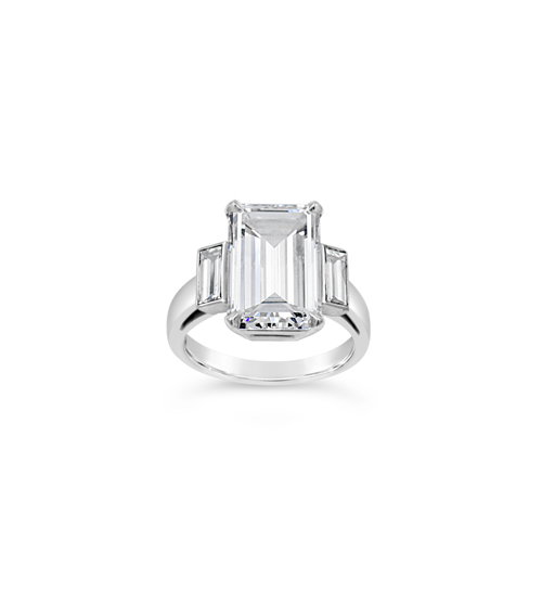 Luxuriöser Verlobungsring aus Platin mit funkelndem rechteckigem Diamanten und seitlichen Diamantakzenten.