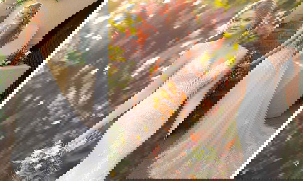 Links: Rückenansicht einer Braut in einem Kleid mit feinen Trägern und floraler Spitze, die auf einer Terrasse mit Pflanzen steht. Rechts: Braut in einem trägerlosen Kleid mit tiefer Spitze und zartem Blumenstrauß posiert vor buntem Laubwerk, beleuchtet von warmem Sonnenlicht.