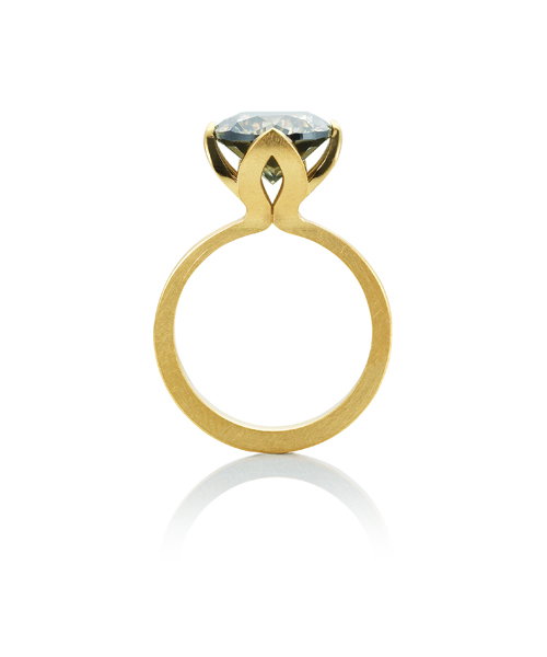 Seitliche Perspektive eines Goldrings mit einem eingesetzten Diamanten, ideal für minimalistische Eleganz.