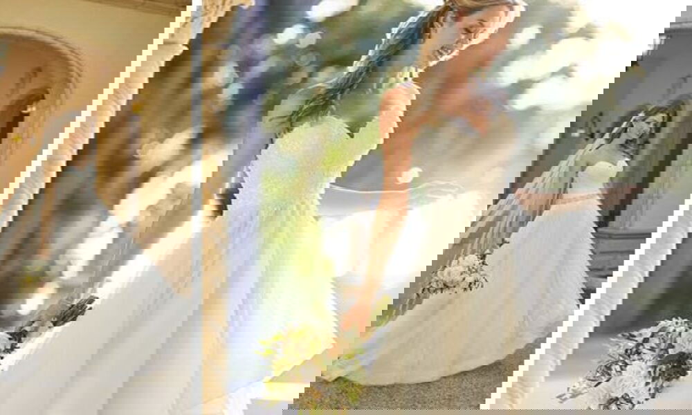 Romantische Brautkleider mit Tüllrock und Herz-Ausschnitt; links mit Schleier und Blumenstrauß, rechts im Sonnenschein mit pastellfarbenem Strauß.