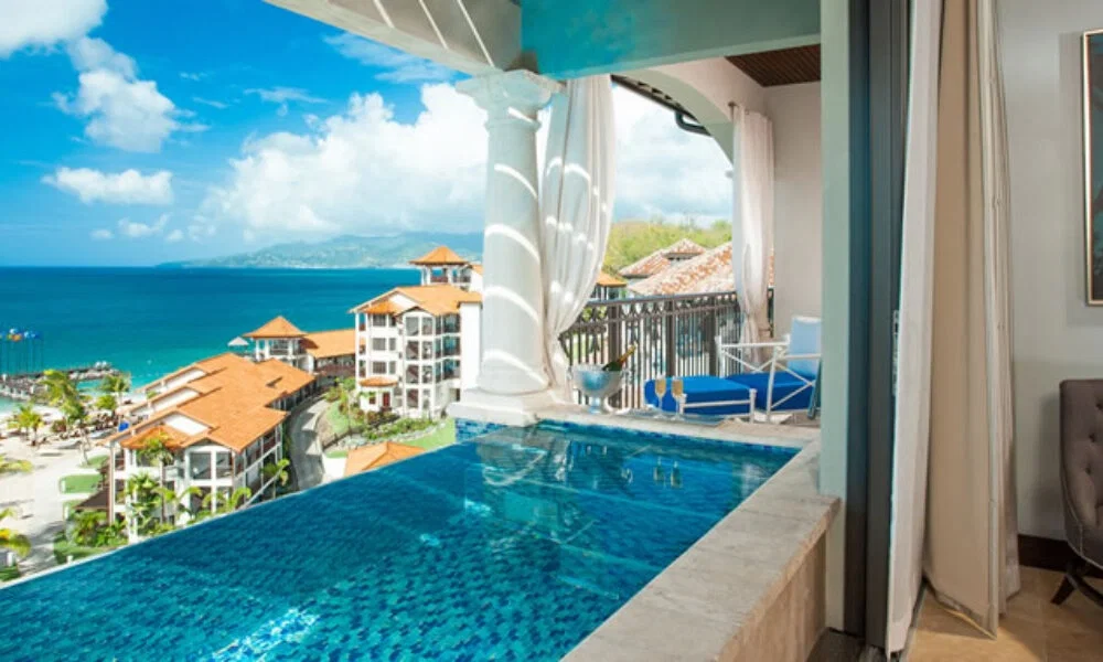 Intimer Pool auf einer Suite-Terrasse mit atemberaubendem Ausblick auf das Meer und benachbarte karibische Villen bei sonnigem Wetter.