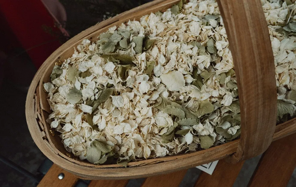 Korb mit getrockneten Blütenblättern als nachhaltige Wurf-Alternative zum Reis-Regen bei einer Hochzeit.