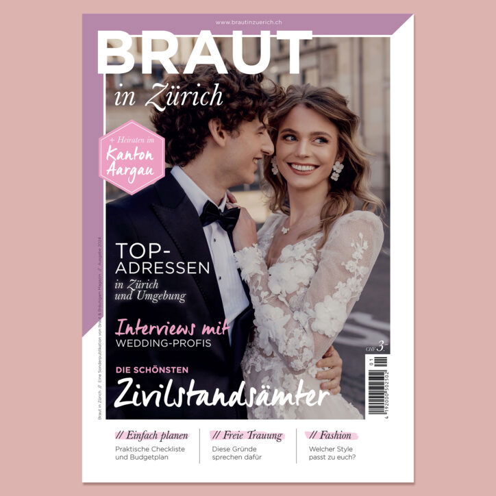 Titelseite der Zeitschrift 'Braut in Zürich' mit einem lächelnden Brautpaar im Vordergrund. Die Braut trägt ein weißes Spitzenkleid und der Bräutigam einen schwarzen Smoking. Die Schlagzeilen auf dem Cover beinhalten Themen wie Top-Adressen in Zürich und Umgebung, Interviews mit Wedding-Profis, die schönsten Zivilstandsämter, praktische Checklisten und Budgetpläne, freie Trauungen sowie passende Fashion-Stile