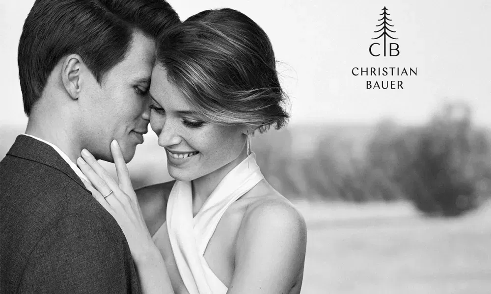 Hochzeitspaar umramt sich. Bild in Schwarzweiß.