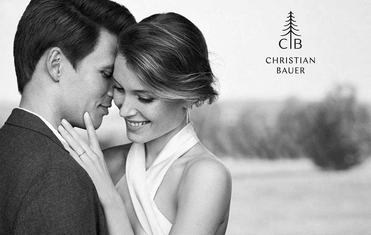 Hochzeitspaar umramt sich. Bild in Schwarzweiß.