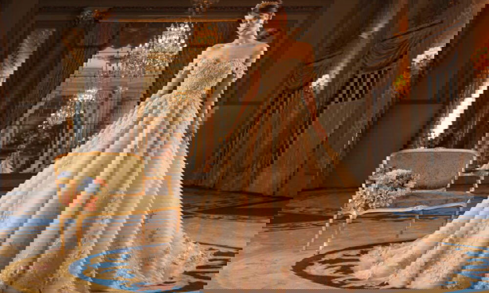 Prinzessinnen-Brautkleid in zartem Pfirsichton mit Blütenstickerei und schulterfreien Trägern, perfekt für einen romantischen Hochzeitslook.