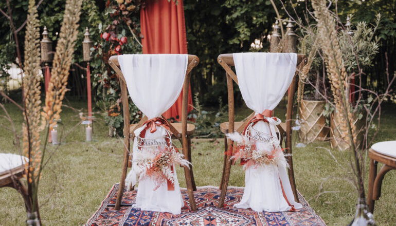 Herbst-Hochzeit, freie Trauung, Stühle, herbstliche Dekoration