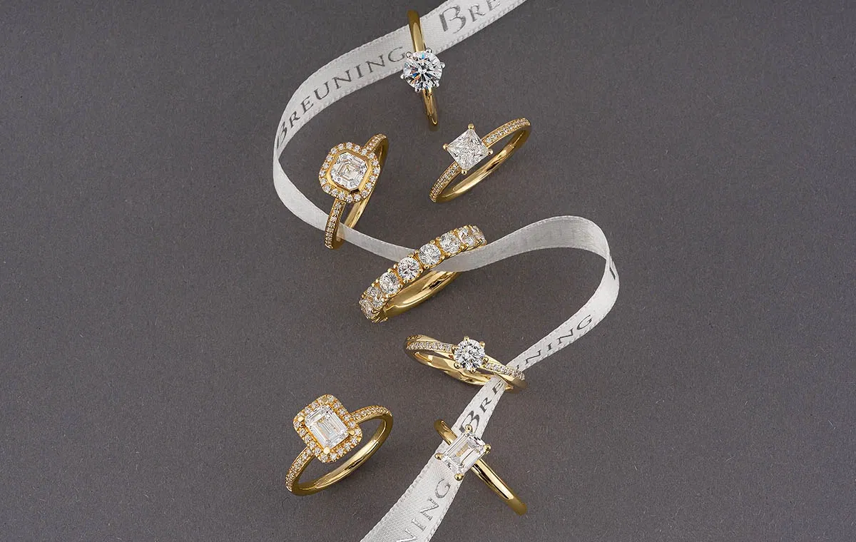 Breuning Solitärringe mit Diamanten, dekorativ auf einem Band arrangiert – Kombination aus klassischem Design und moderner Eleganz.