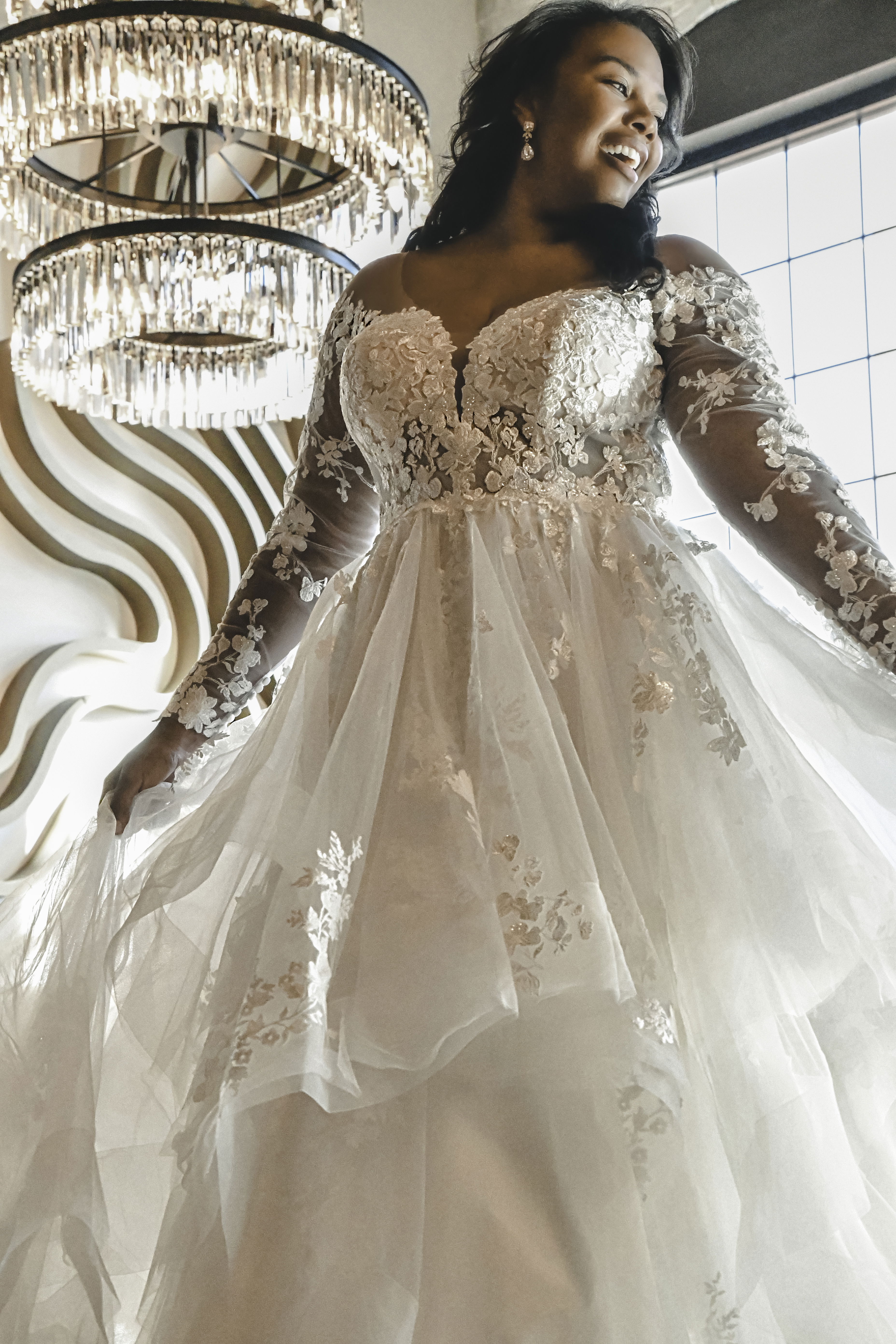 Brautkleid mit Spitze, Ärmeln, Essense of Australia