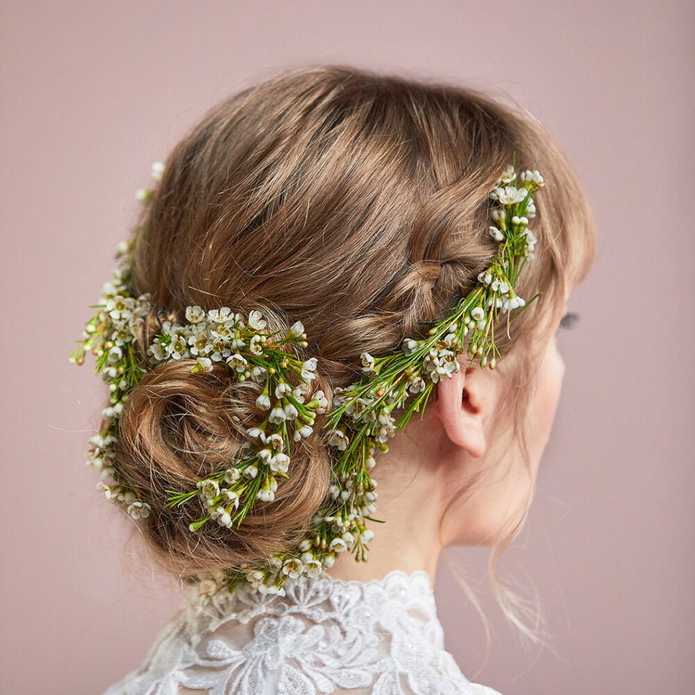 Braut, Brautfrisur, Flechtfrisur, Blumenkranz, Blumen im Haar