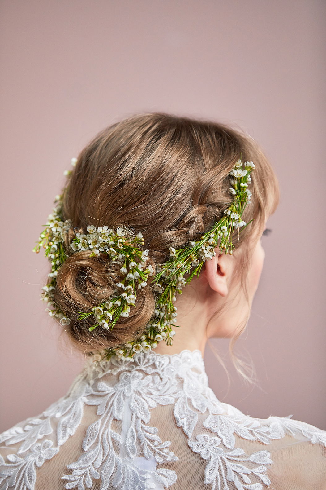 Braut, Brautfrisur, Flechtfrisur, Blumenkranz, Blumen im Haar