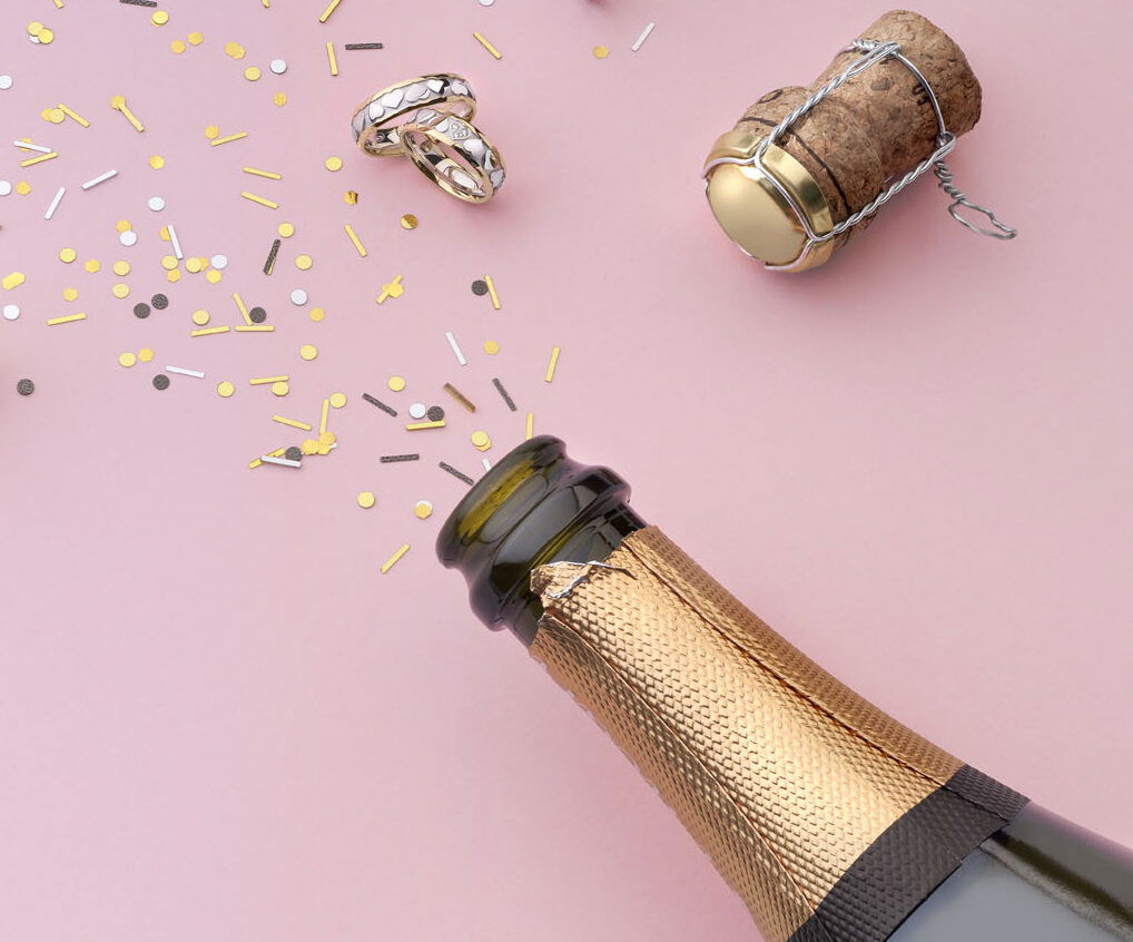 Sektflasche, Korken, Hochzeit feiern, Party, pinker Hintergrund