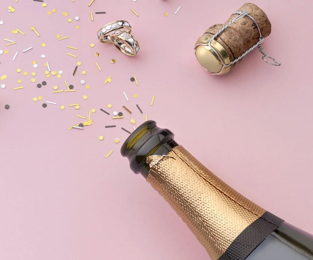 Sektflasche, Korken, Hochzeit feiern, Party, pinker Hintergrund
