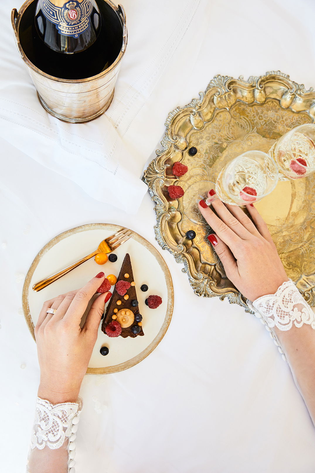 Kuchen, goldenes Geschirr, Pralinen, Braut, Himbeeren