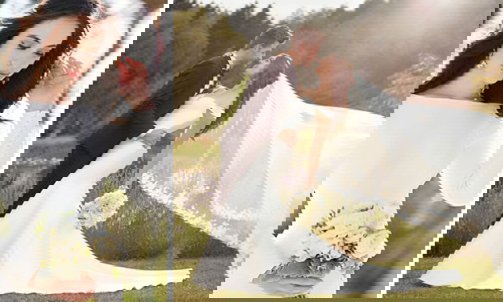 Braut hält Blumenstrauß in schlichten Brautkleid, daneben ein Brautpaar in romantischer Pose mit fließendem Schleier vor natürlicher Kulisse.