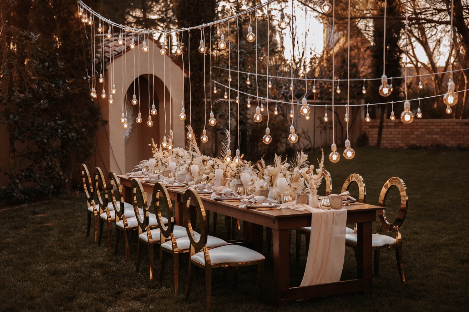 Outdoor Wedding,Hochzeit im Freien, Lichterkette Deko, , Dekokonzept Gold Weiß