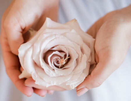 So werden verstorbene Angehörige Teil eurer Hochzeit