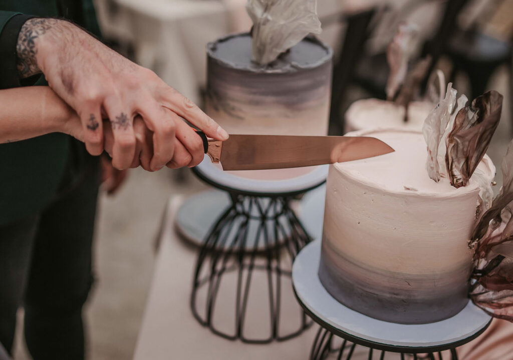 Tortenanschnitt bei einer Hochzeit