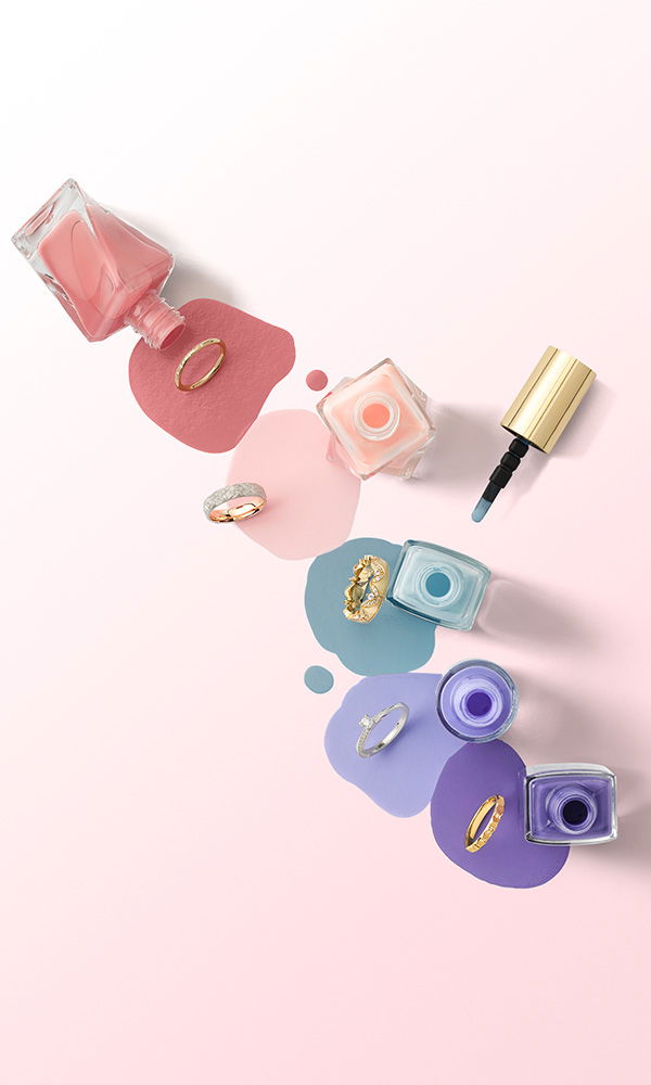 Farblich abgestimmte Nagellacke und Trauringe für den perfekten Wedding-Look.