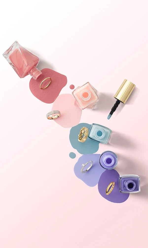 Farblich abgestimmte Nagellacke und Trauringe für den perfekten Wedding-Look.