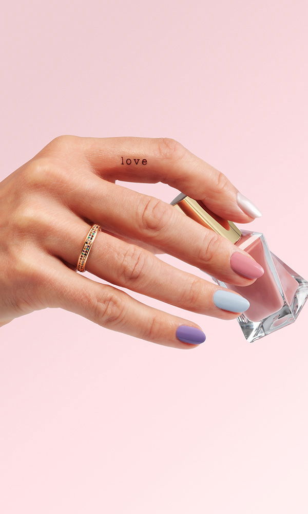 Wedding-Maniküre mit Statement: Mix & Match Nagellack und zarter Schmuck für den Brautlook.