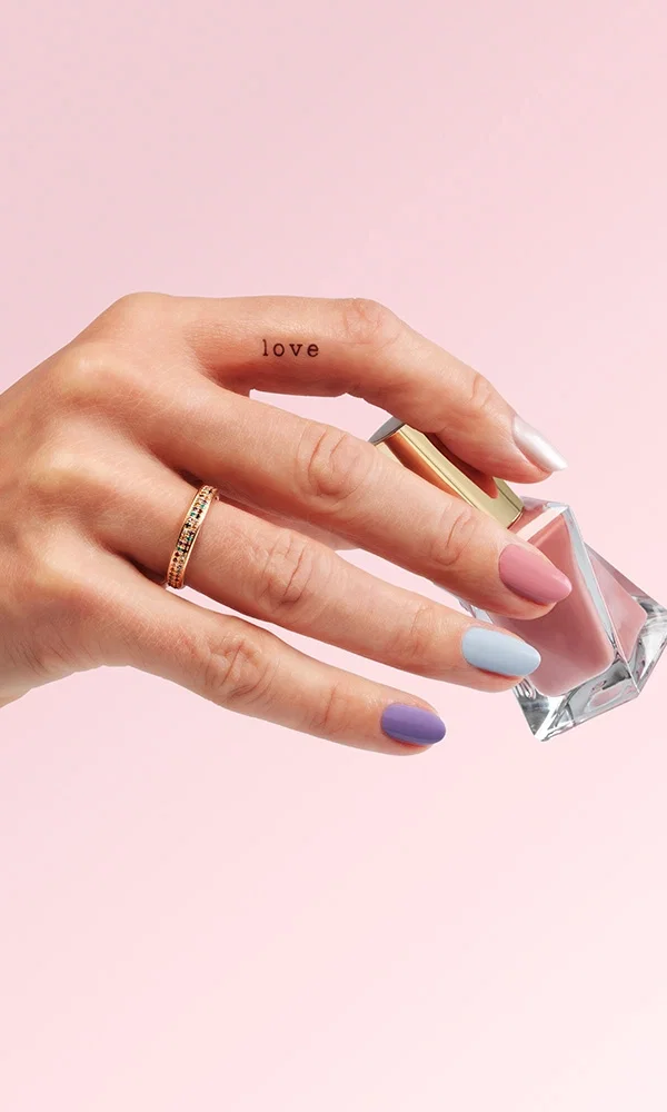 Wedding-Maniküre mit Statement: Mix & Match Nagellack und zarter Schmuck für den Brautlook.