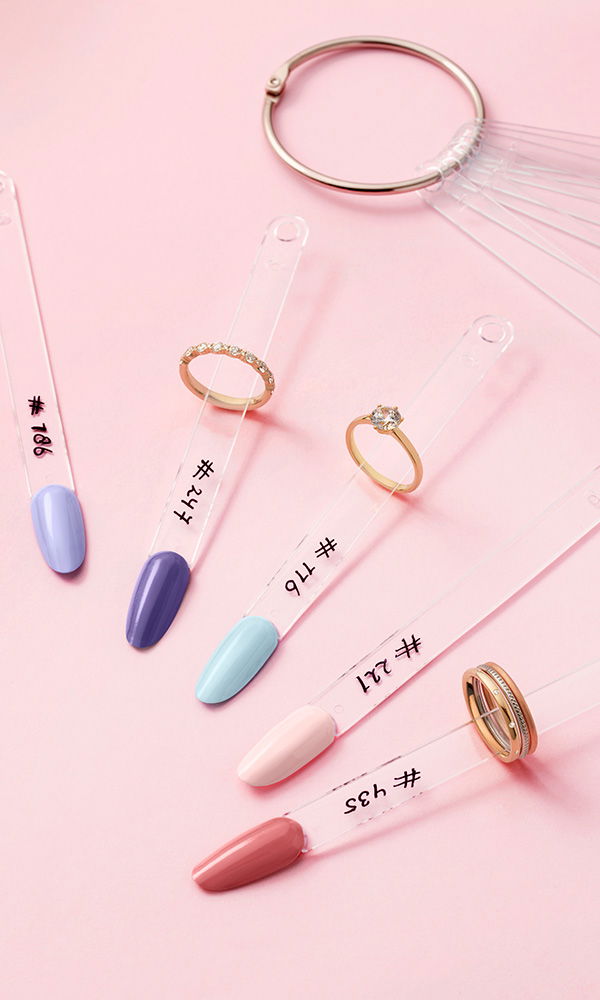 Zarte Pastellfarben treffen auf funkelnde Ringe – die perfekte Kombination für Brautnägel.