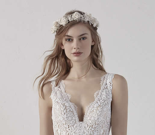 Blumen im Haar, Kleid Pronovias, Braut, Hochzeit