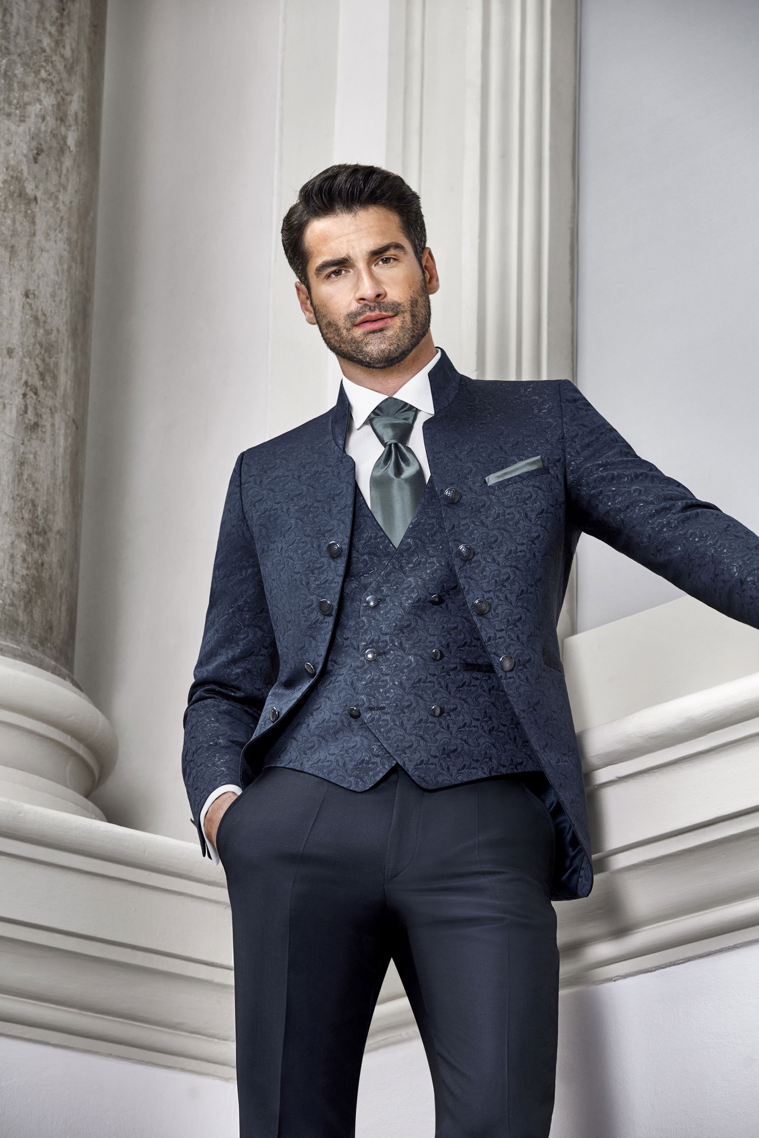 Anzug Herren, Anzug, Hochzeitsanzug, Hochzeitsanzüge, Anzüge Herren, Bräutigam, Anzug Bräutigam, Bräutigam Anzug, Royaler Look, royaler Anzug, Prince Charming, Anzug mit Weste, Dreiteiler, Weste, Plastron, Krawatte, eleganter Bräutigam Anzug, klassischer Bräutigam Anzug, klassischer Hochzeitsanzug, Anzugtrend, Hochzeitstrend, Bräutigam Trend