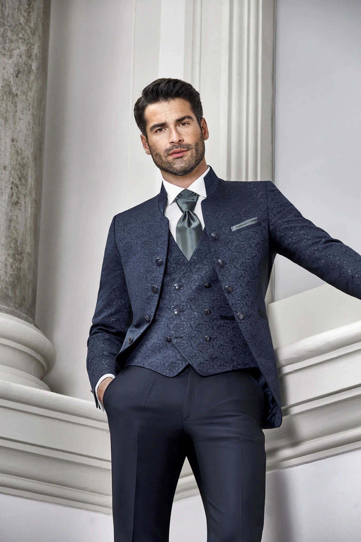 Anzug Herren, Anzug, Hochzeitsanzug, Hochzeitsanzüge, Anzüge Herren, Bräutigam, Anzug Bräutigam, Bräutigam Anzug, Royaler Look, royaler Anzug, Prince Charming, Anzug mit Weste, Dreiteiler, Weste, Plastron, Krawatte, eleganter Bräutigam Anzug, klassischer Bräutigam Anzug, klassischer Hochzeitsanzug, Anzugtrend, Hochzeitstrend, Bräutigam Trend