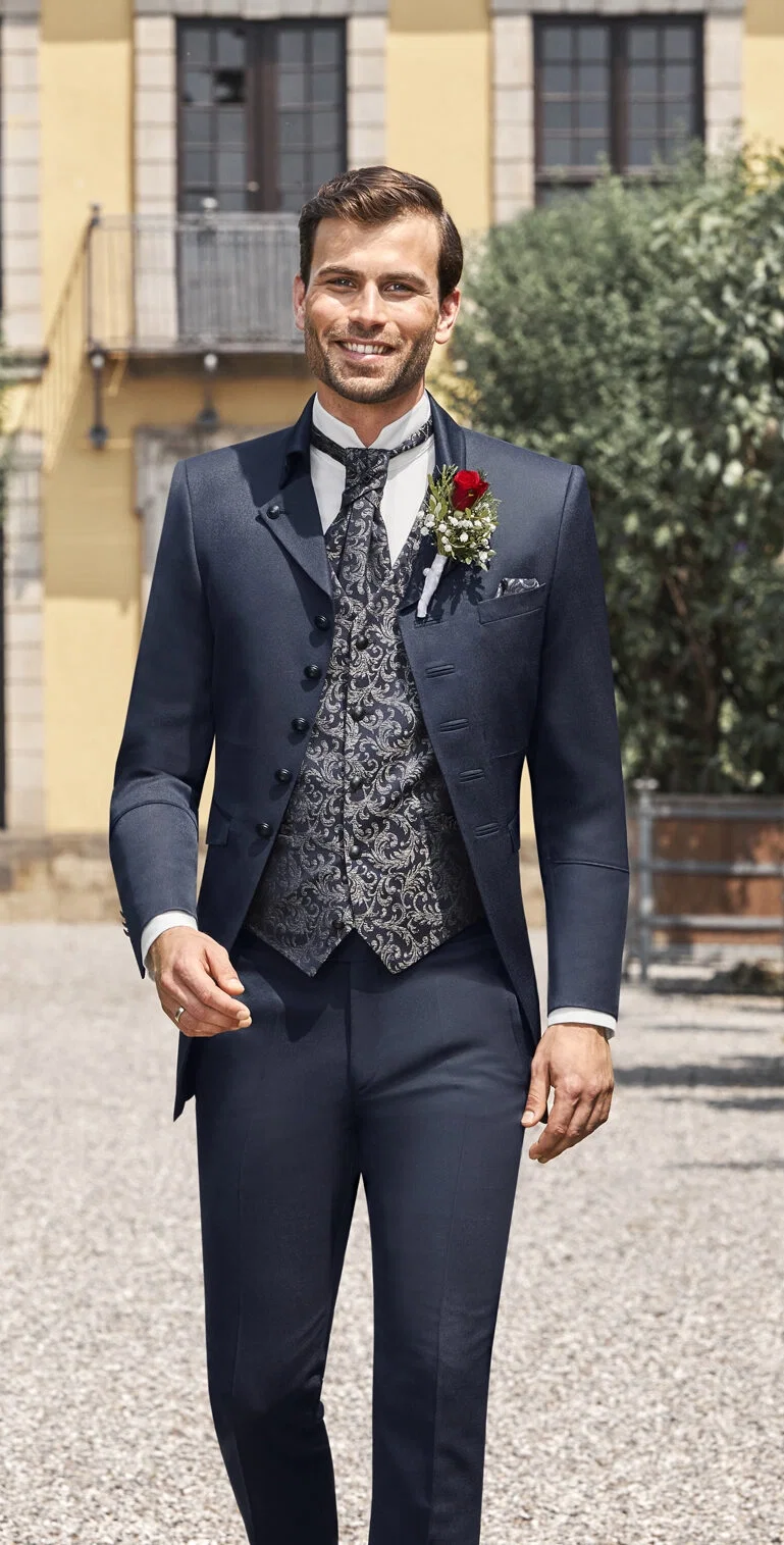 Anzug Herren, Anzug, Hochzeitsanzug, Hochzeitsanzüge, Anzüge Herren, Bräutigam, Anzug Bräutigam, Bräutigam Anzug, Royaler Look, royaler Anzug, Prince Charming, Anzug mit Weste, Dreiteiler, Weste, Plastron, Krawatte, eleganter Bräutigam Anzug, klassischer Bräutigam Anzug, klassischer Hochzeitsanzug, Anzugtrend, Hochzeitstrend, Bräutigam Trend