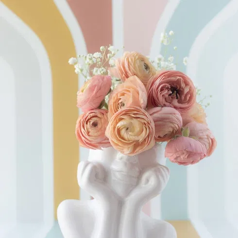 Florale Dekoration in Rosa, Apricot und Creme als Teil eines kreativen Hochzeitskonzepts
