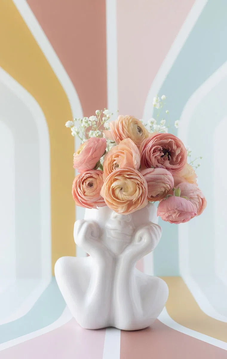 Florale Dekoration in Rosa, Apricot und Creme als Teil eines kreativen Hochzeitskonzepts