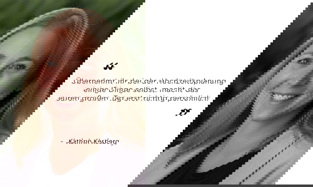 Kathrin Kesberg, eine Hochzeitsdienstleisterin, wird in einem professionellen Porträt mit grünem, natürlichem Hintergrund gezeigt. Sie hat lange blonde Haare und trägt einen hellen Blazer. Rechts von ihr ist ein Zitat zu lesen, das Brautpaaren dazu rät, selbst aktiv zu werden, um ihre Hochzeit noch persönlicher zu gestalten.