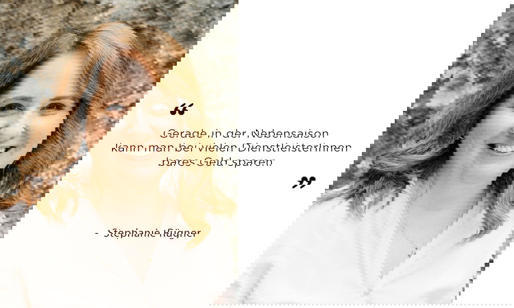 Stephanie Rügner, eine Hochzeitsdienstleisterin, wird in einem professionellen Porträt mit einem natürlichen Stein-Hintergrund gezeigt. Ihr warmes Lächeln und ihre freundliche Ausstrahlung werden von einem Zitat begleitet, das Tipps zum Sparen bei Hochzeitsdienstleistungen in der Nebensaison gibt.