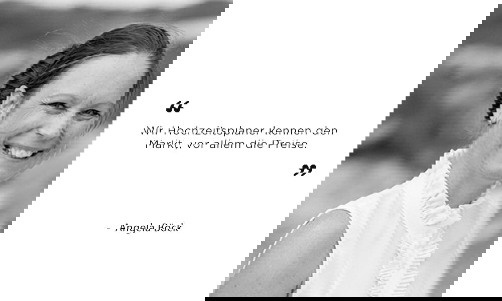 Angela Böck, Hochzeitsplanerin, lächelt in einem Schwarz-Weiß-Foto. Daneben ein Zitat: "Wir Hochzeitsplaner kennen den Markt, vor allem die Preise."