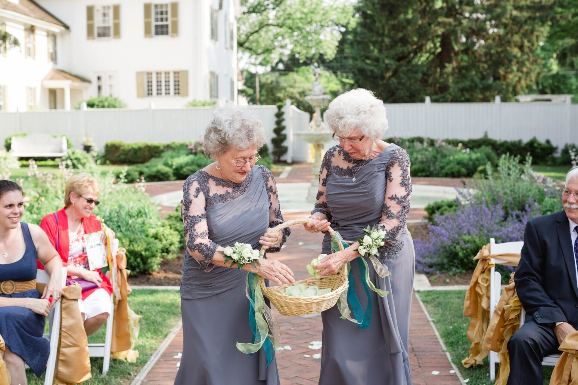 Flower Grannies, Blumenkinder, Blumenmädchen, Oma, Hochzeit mit Oma, Hochzeitsaufgaben, Blumen streuen, Oma der Braut, Oma des Bräutigam, Hochzeitstrend,