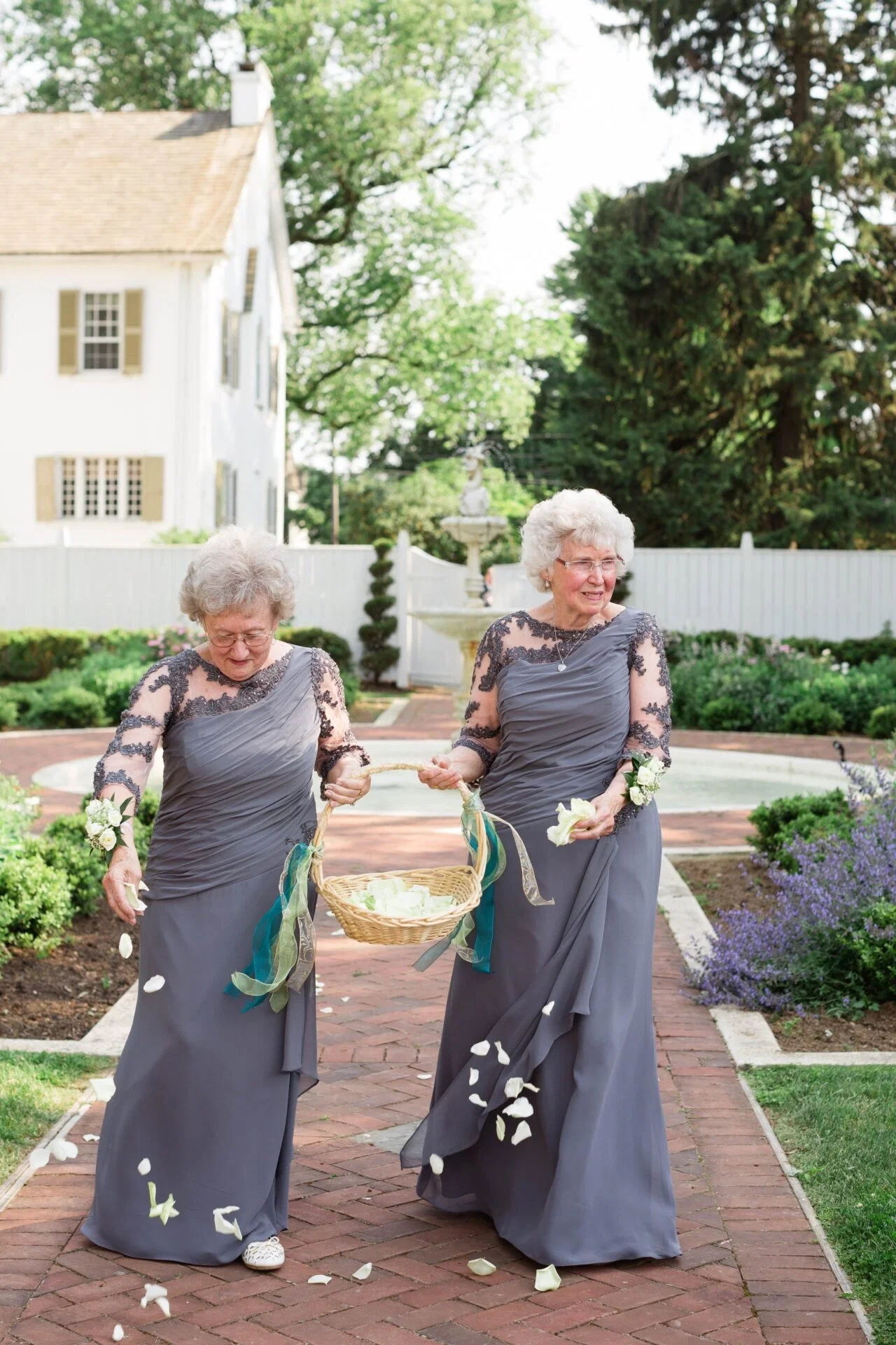 Flower Grannies, Blumenkinder, Blumenmädchen, Oma, Hochzeit mit Oma, Hochzeitsaufgaben, Blumen streuen, Oma der Braut, Oma des Bräutigam, Hochzeitstrend,
