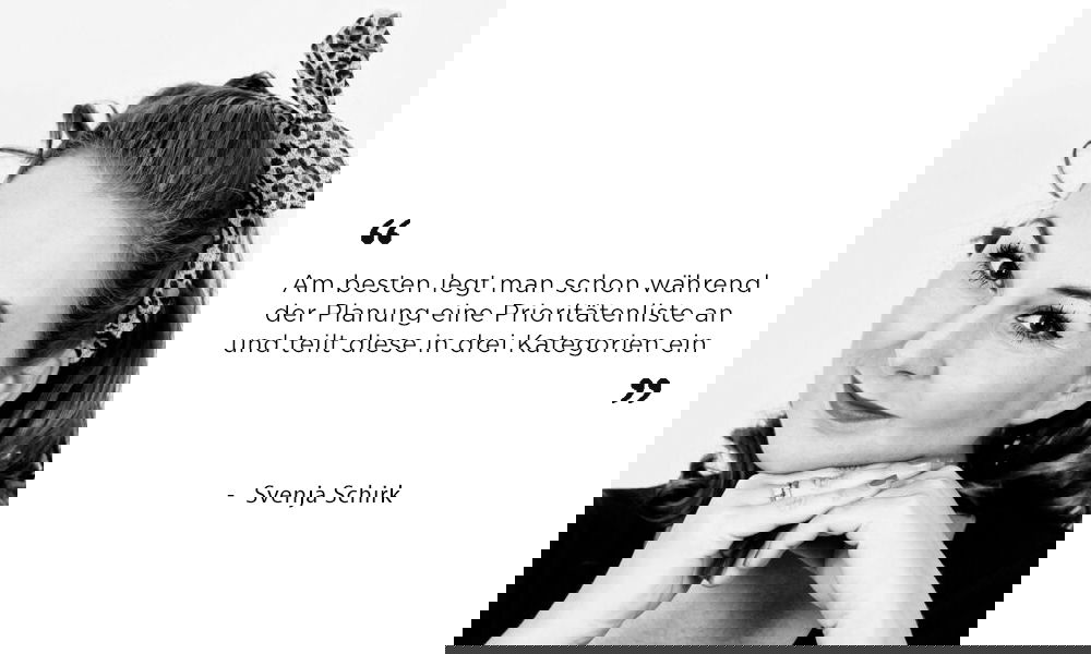 Svenja Schirk, Hochzeitsplanerin, in einem Schwarz-Weiß-Porträt. Daneben ein Zitat: "Am besten legt man während der Planung eine Prioritätenliste an und teilt diese in drei Kategorien ein."