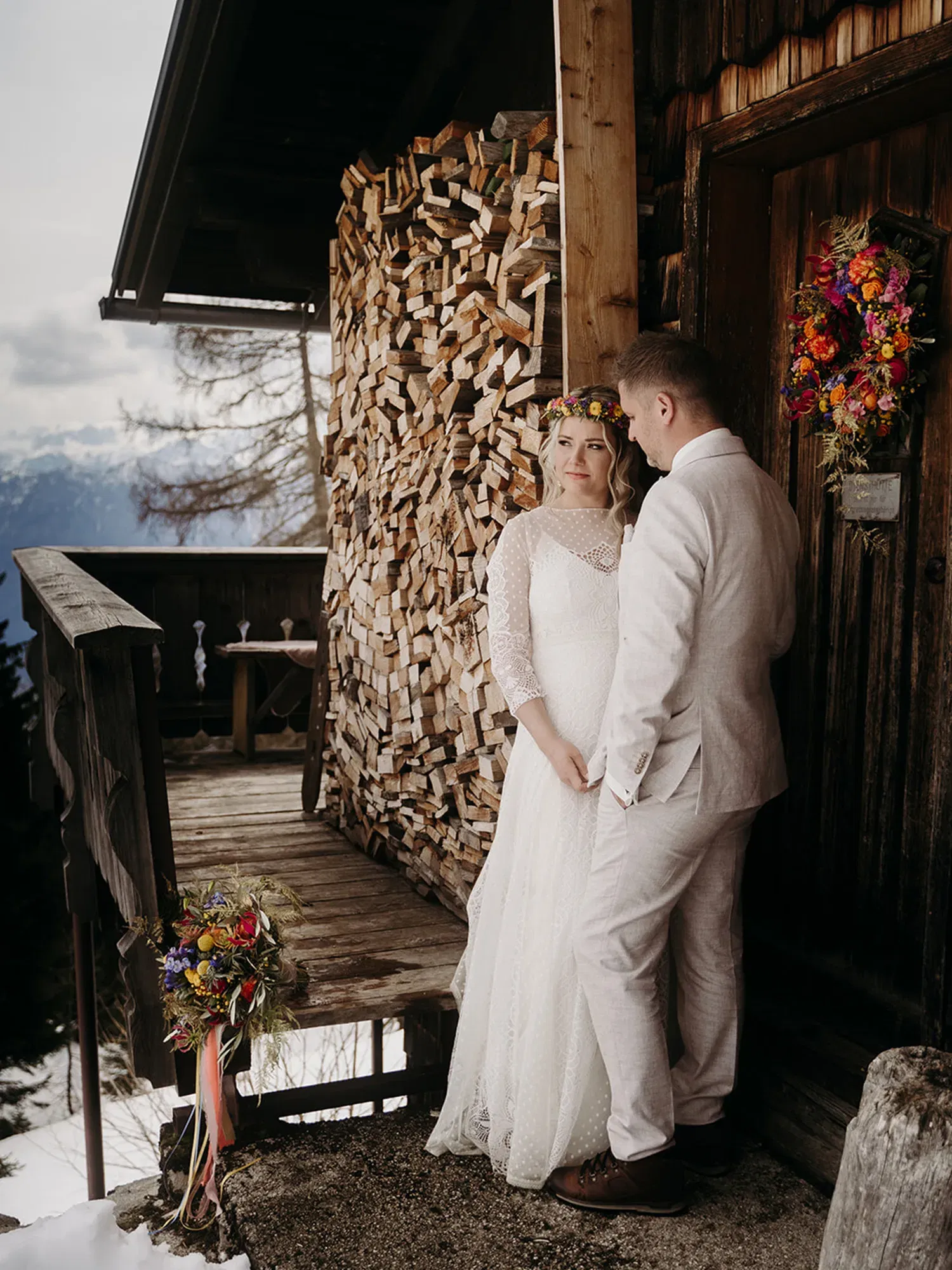 Hochzeitspaar vor Alm