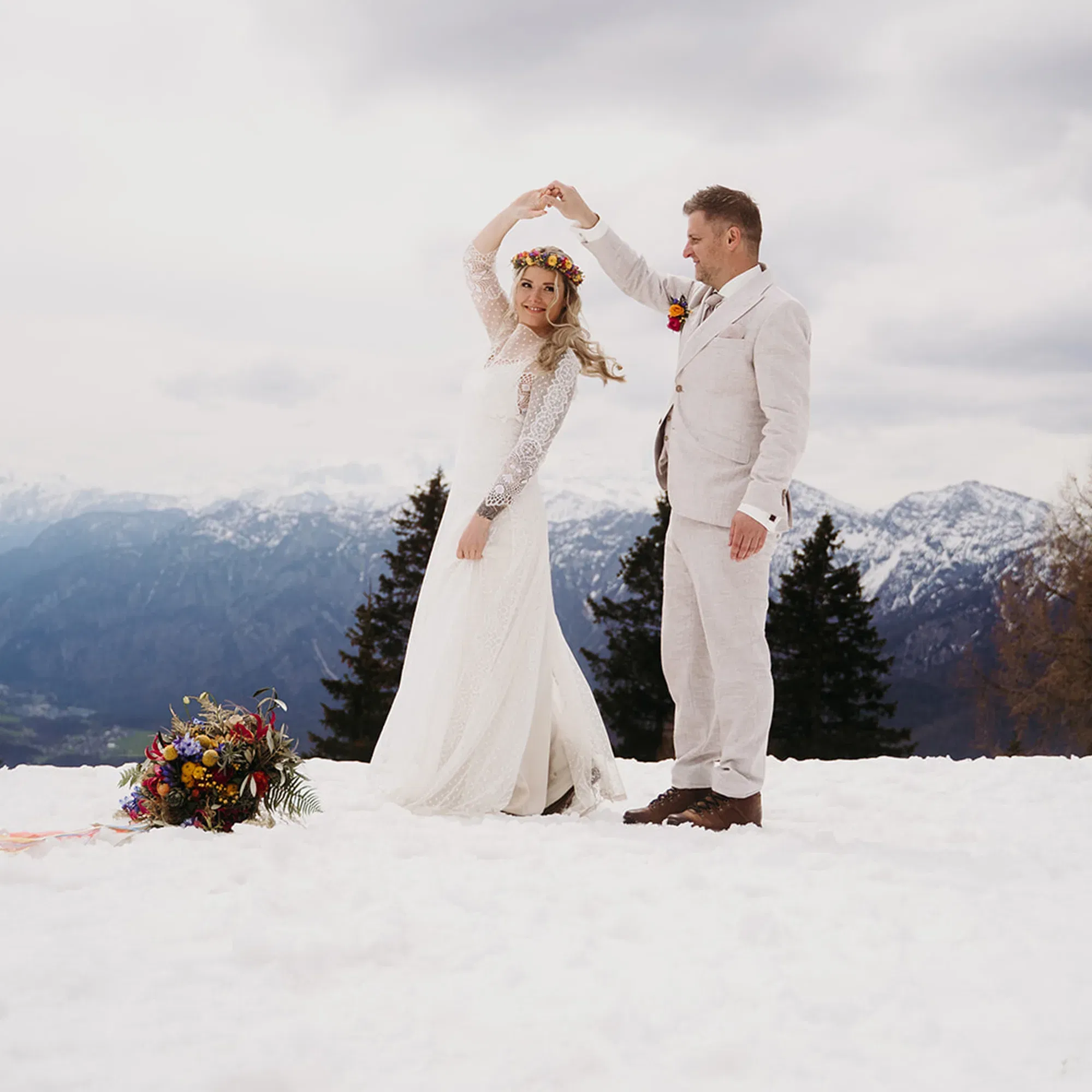Hochzeitspaar in Schneelandschaft