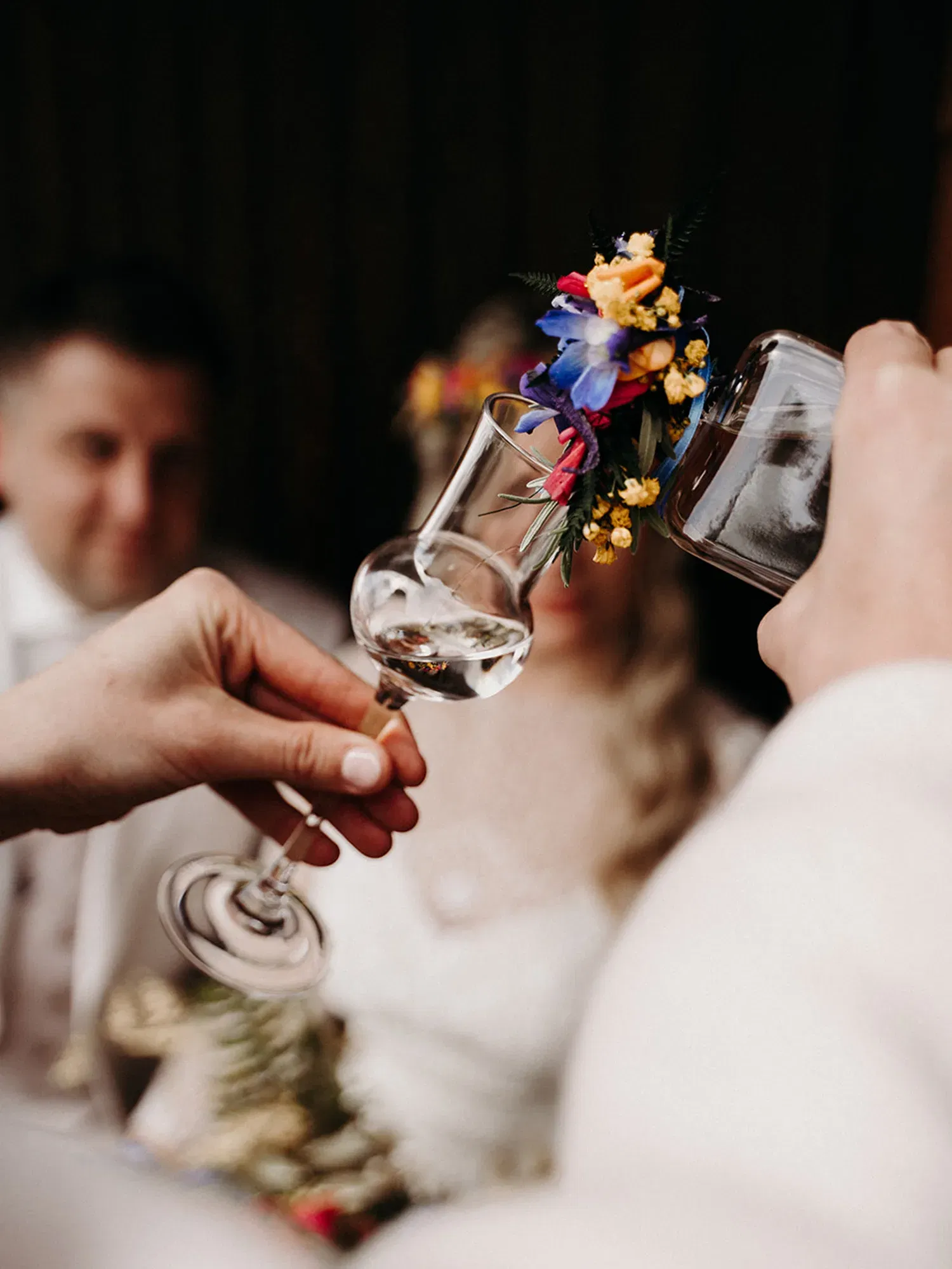 Schnapsritual während Trauung