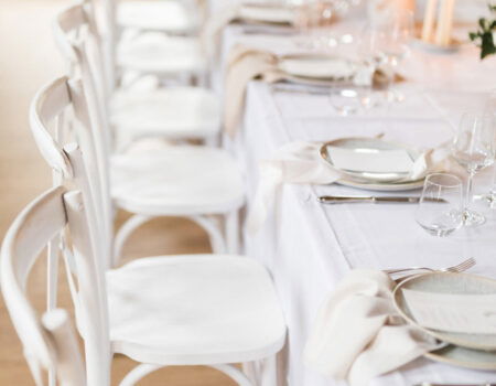 Hochzeitskonzept in Weiß, Creme & Beige