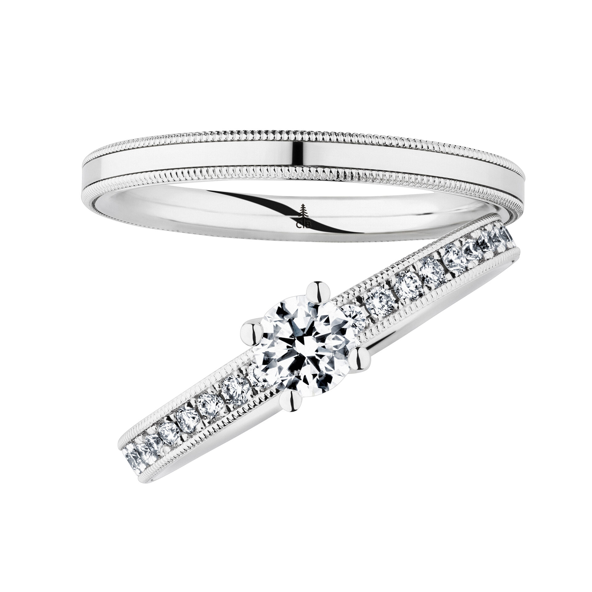 Ein Solitär-Verlobungsring aus Weißgold, verziert mit einem großen Diamanten in der Mitte und einer Reihe kleinerer Steine. Der dazugehörige Ehering ist schlicht und aus glänzendem Weißgold gefertigt.